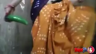 حارسة ترتدي الحجاب تملأ نفسها بعمق بقضيب مزيف