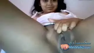 عاهرة خليجية صغيرة تظهر كل شيء في عرض جنسي فاحش