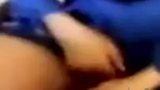 فتاة شرق أوسطية تكشف مواهبها الفموية