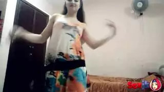 بنت مصرية ساخنة تقدم عرض رقص إباحي صريح