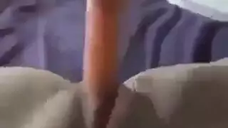 إدخال شرجي بعد أن تلعب بكسيها المبلل باستخدام خضروات