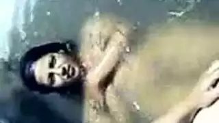 عري عام وجنس قاس في القناة