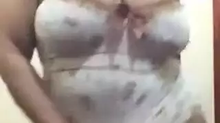 فتاة شرق أوسطية مثارة في نقاب تخلع ملابسها وترقص بإباحية