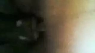 جميلة محجوبة تنك في حفرة عميقة