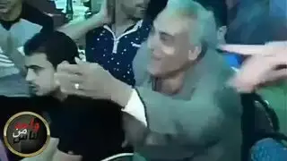 الحشد يستمني بينما رقاصتان عاهرتان تمارسان الجنس الشرجي والفموي العنيف