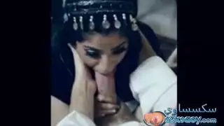 عاهرة محجبة تختنق بالقضيب في مشهد إباحي عنيف