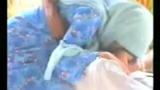جنس في الطبيعة مع مراهقة محجبة ترتدي بلوجوب ضيق