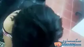 فتاة أرمنية شابة تمتع بشغف القدم وجلسة حلق عميقة