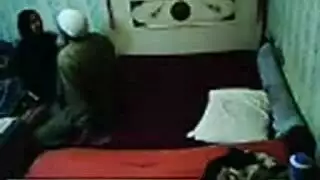 عجوز ملتحي ينيك بقوة وقدميها مرفوعتين