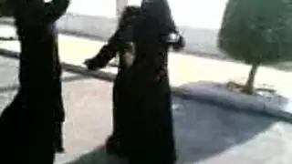 خليجيات يرقصن في الشارع