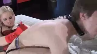 قطة روسية تئن وهي تمتطي قضيبًا اصطناعيًا سمينًا