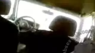 أفلام إباحية في السيارة: عاهرة طماعة تأخذ زب تلو الآخر في المركبة