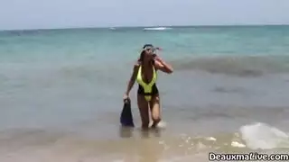 ممثلة الأفلام الإباحية أم بزاز كبيرة تمارس الاستمناء على شاطئ العراة