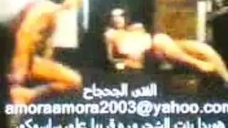 عاهرة شابة من الشارع في شريط جنس عنيف