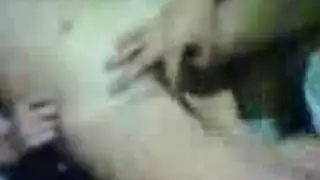 لعبة إباحية: تدليك كسها بعمق وقوة