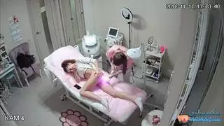 متلصص في غرفة الملابس يتم القبض عليه – المراهقة تأخذ زمام المبادرة لتصوير إباحي صريح