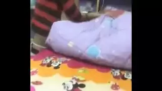 أم وابنة مثارة في علاقة جنسية ثلاثية صريحة