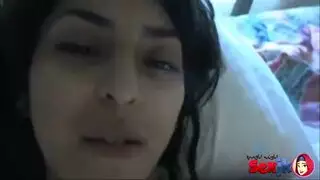فخذان مفتوحتان، فرج يُنادى ويُملأ بالسائل المنوي