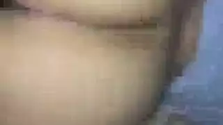 الاب يراقب ينته في الحمام