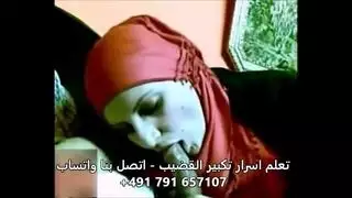 محجبة مثيرة تمص عضواً كبيراً