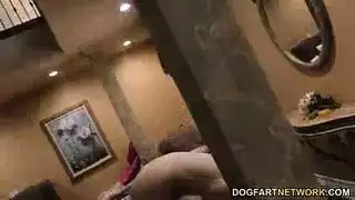 ديوث خاضع يلعق السائل المنوي من فرج زوجته بعد مشهد جنس جماعي