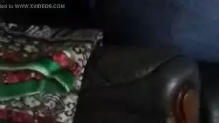أنابيل تتعرض للصفع على مؤخرتها الكبيرة بينما تستمني وتقرأ