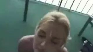 إكس إكس إكس غريب: فتاة تشادية في علبة جماعية صريحة
