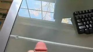 فرك لحمي متخيلاً مؤخرة ممثلة ساخنة