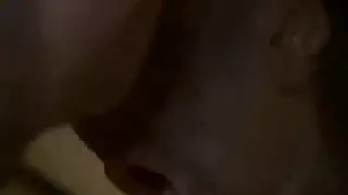 ولد ينيك امه ودخل زبه في كسه