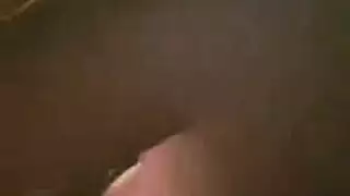 شقراء بمؤخرة ضخمة تتوسل لقضيب قوي في خلفها