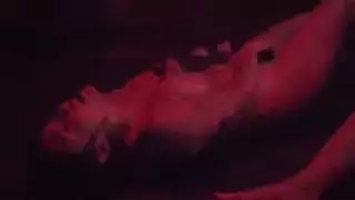 من الملابس إلى العري كشف فرج كارا الرطب