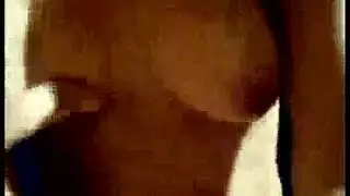 قَضِيبٌ عَجُوزٌ يَمُدُّ هِرَّةَ المُرَاهِقَةِ