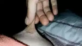 شاب عضلي يخضع يأخذ قضيبًا طويلًا وصلبًا في مؤخرته المتلهفة