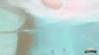 المراهقة الآسيوية لارا تحب الجنس الفموي العميق والقذف داخلها