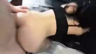 نجمة إباحية تبلغ النشوة على قضيب اهتزازي في مشهد فردي