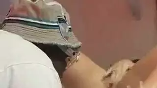 رجل وسيم يتلقى دفقة منوية كبيرة على وجهه بعد فعل جنسي صريح