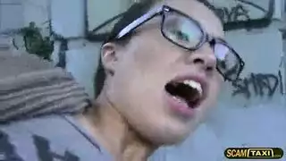 فرج تيفاني كاش المبلل يتم ممارسة الجنس معه نهاراً في الحمام