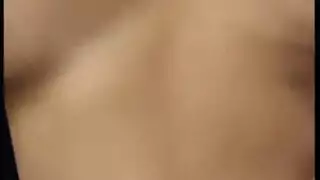 وجه عميق في الأثداء مع هوس عض الحلمات