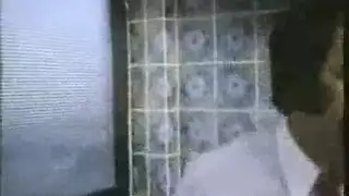 تربية أم مستقبلية بجانب الموقد