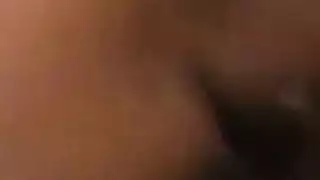 لعب قريب للكس: سيدة ناضجة تداعب وتشد شعر عانتها