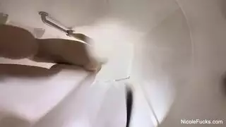 مدعو إلى خيالها الدافئ والزلق في الحمام