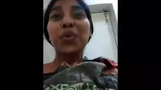 العمة ذات الصدر الكبير تلعب بثدييها وتملأ بقوة
