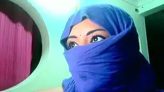 امرأة محجبة مغرية في شريط جنس صريح وقاس