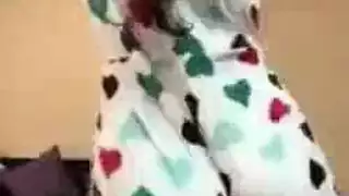 عاهرة عربية ممتلئة تظهر ثدييها المدفعيين في فيلم إباحي