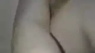 تربط معصميها وتضاجع كسها بأصابعها