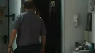 الابنة المتمردة تستفز والدها برقص حماسي على حجره