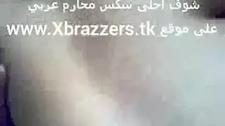 متلصص سري يصور زوجة الأب وهي تصبح عارية بالكامل
