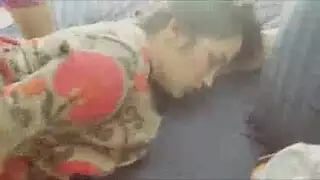 فتى متسلل يقتحم ويملأ فتحة الجارة الضيقة