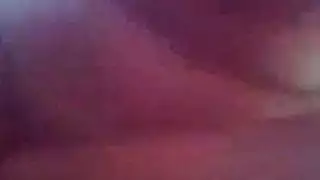 فتاة تكشف عن ثدييها وتدلكهما بشهوة