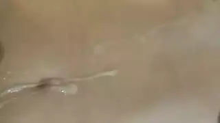 فتاة آسيوية صغيرة مدمنة على القضبان الكبيرة